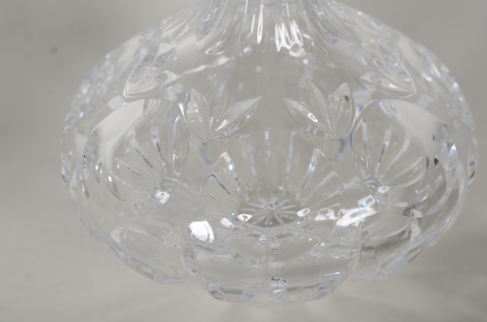 Duas garrafas de cristal europeu lapidado, diferentes formatos. - foto 4 de 8