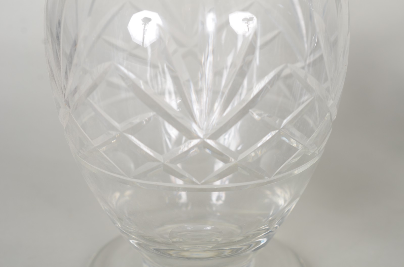 Duas garrafas de cristal europeu lapidado, diferentes formatos. - foto 5 de 8