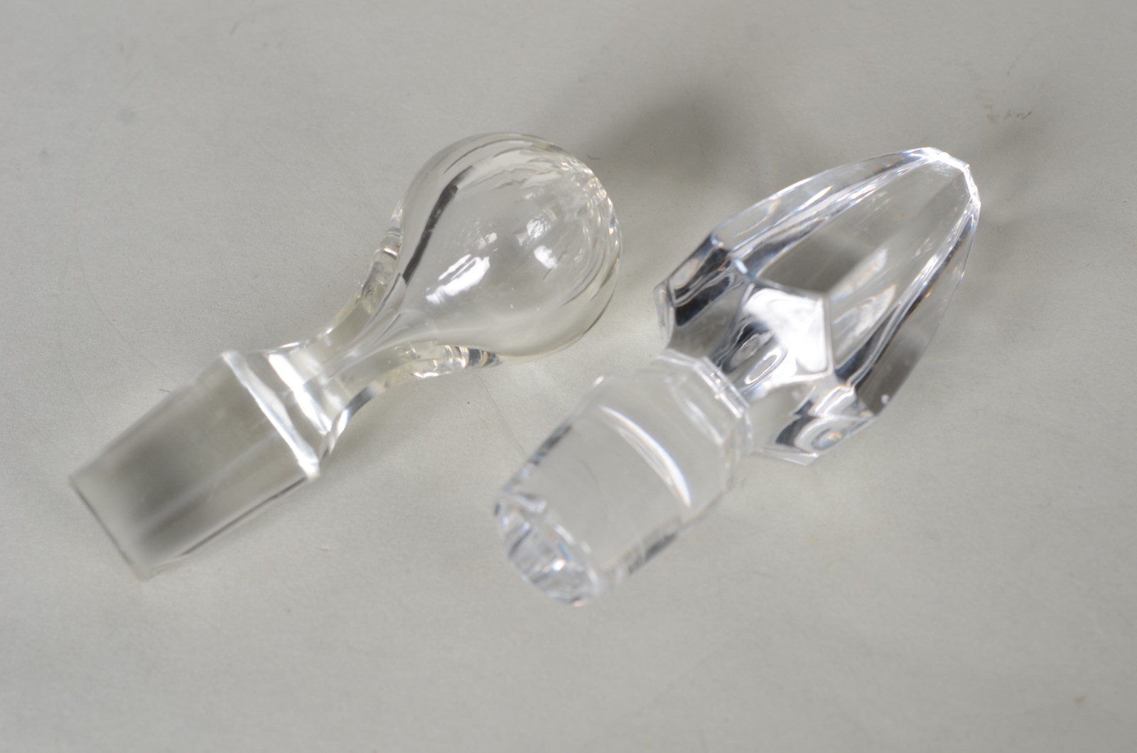 Duas garrafas de cristal europeu lapidado, diferentes formatos. - foto 6 de 8