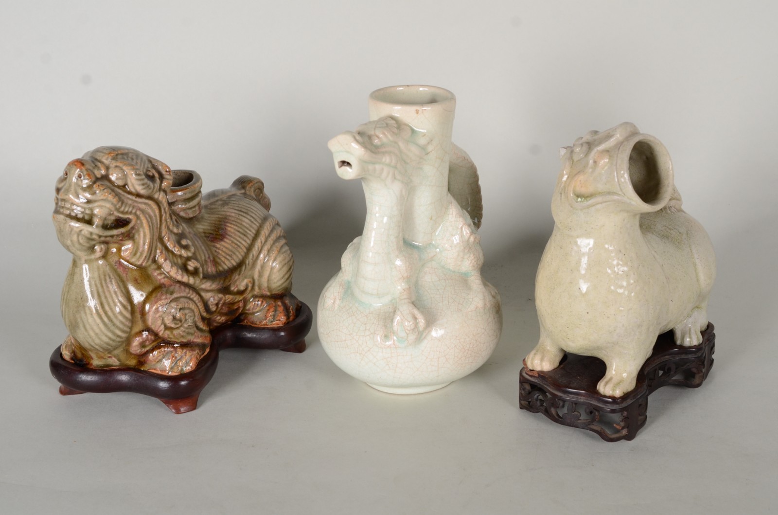 Três peças de porcelana oriental representando animais estilizados... - foto 1 de 11