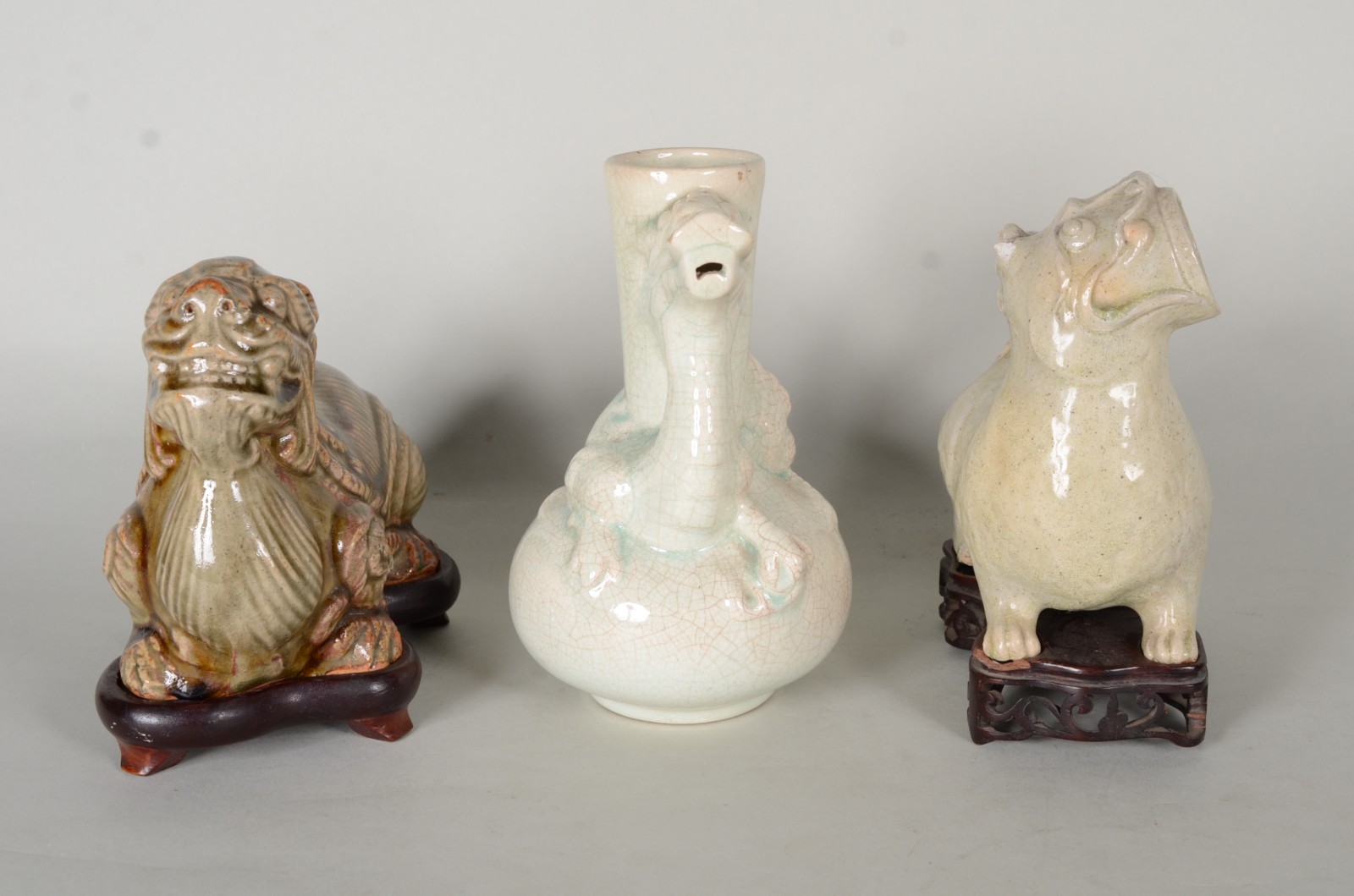 Três peças de porcelana oriental representando animais estilizados... - foto 2 de 11