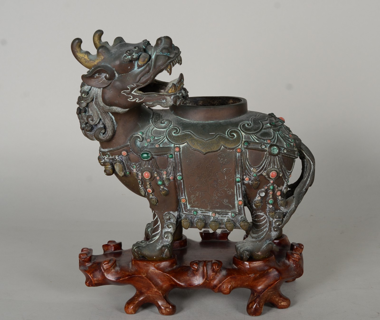 Escultura oriental representando "Animal estilizado" de bronze com... - foto 1 de 11