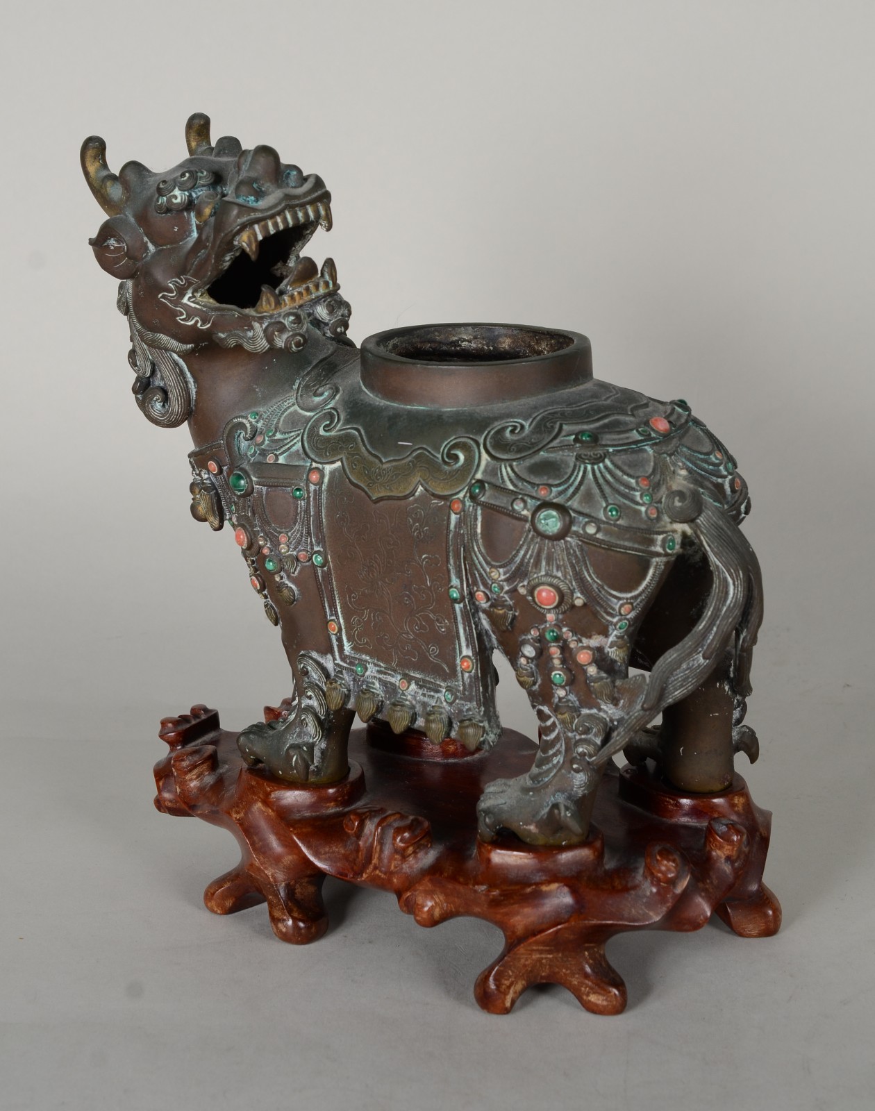 Escultura oriental representando "Animal estilizado" de bronze com... - foto 2 de 11