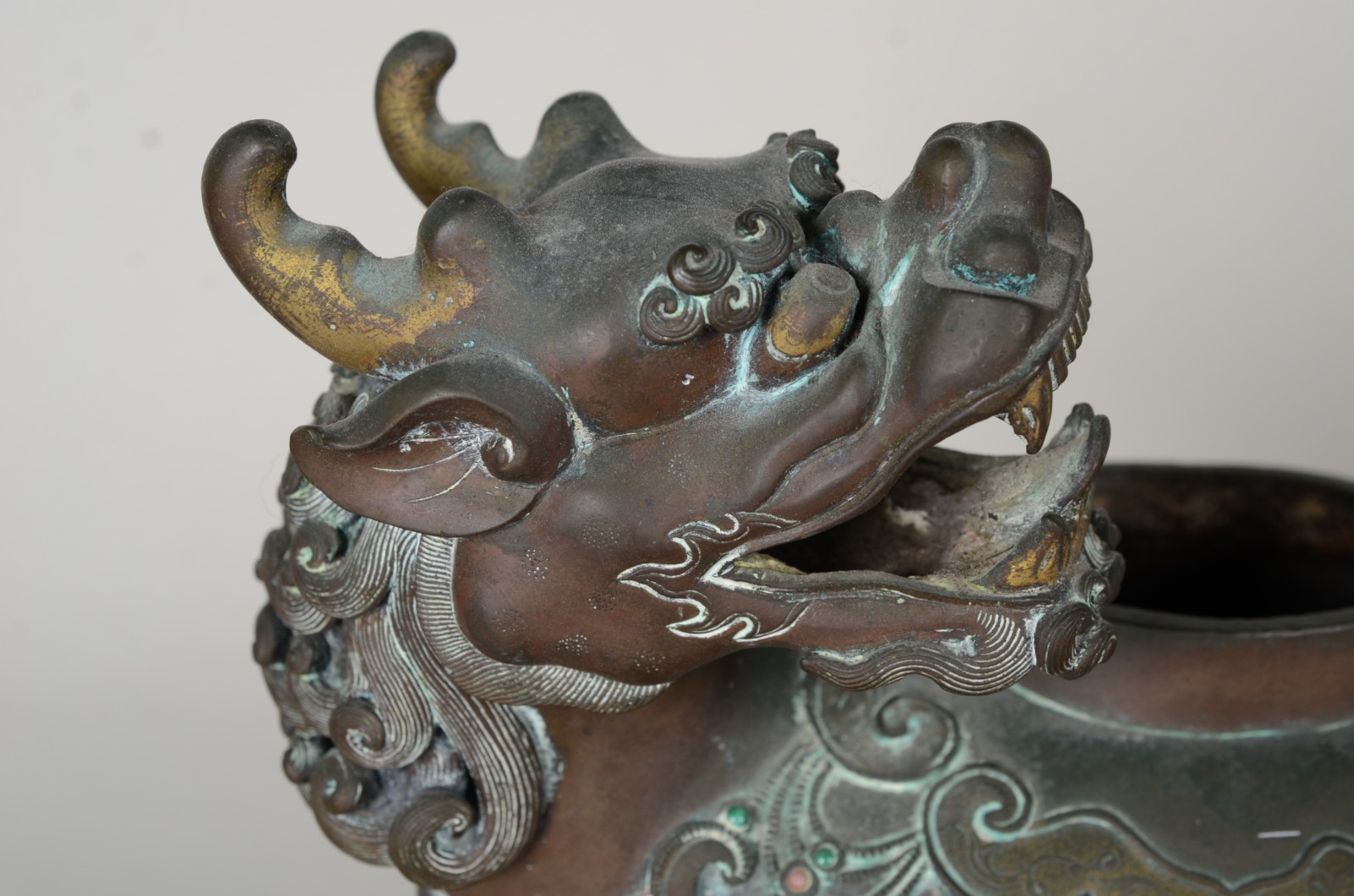 Escultura oriental representando "Animal estilizado" de bronze com... - foto 4 de 11