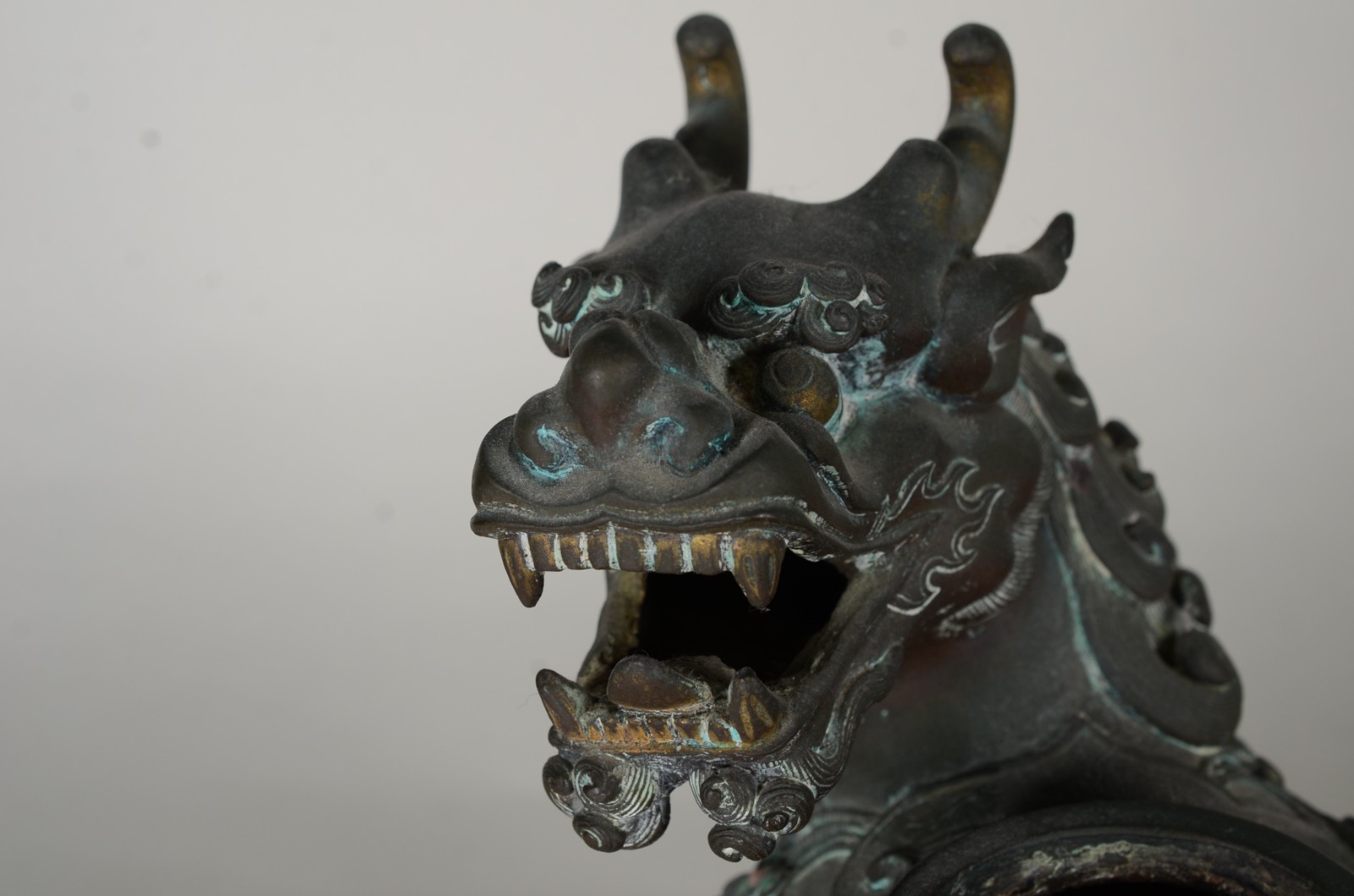 Escultura oriental representando "Animal estilizado" de bronze com... - foto 7 de 11