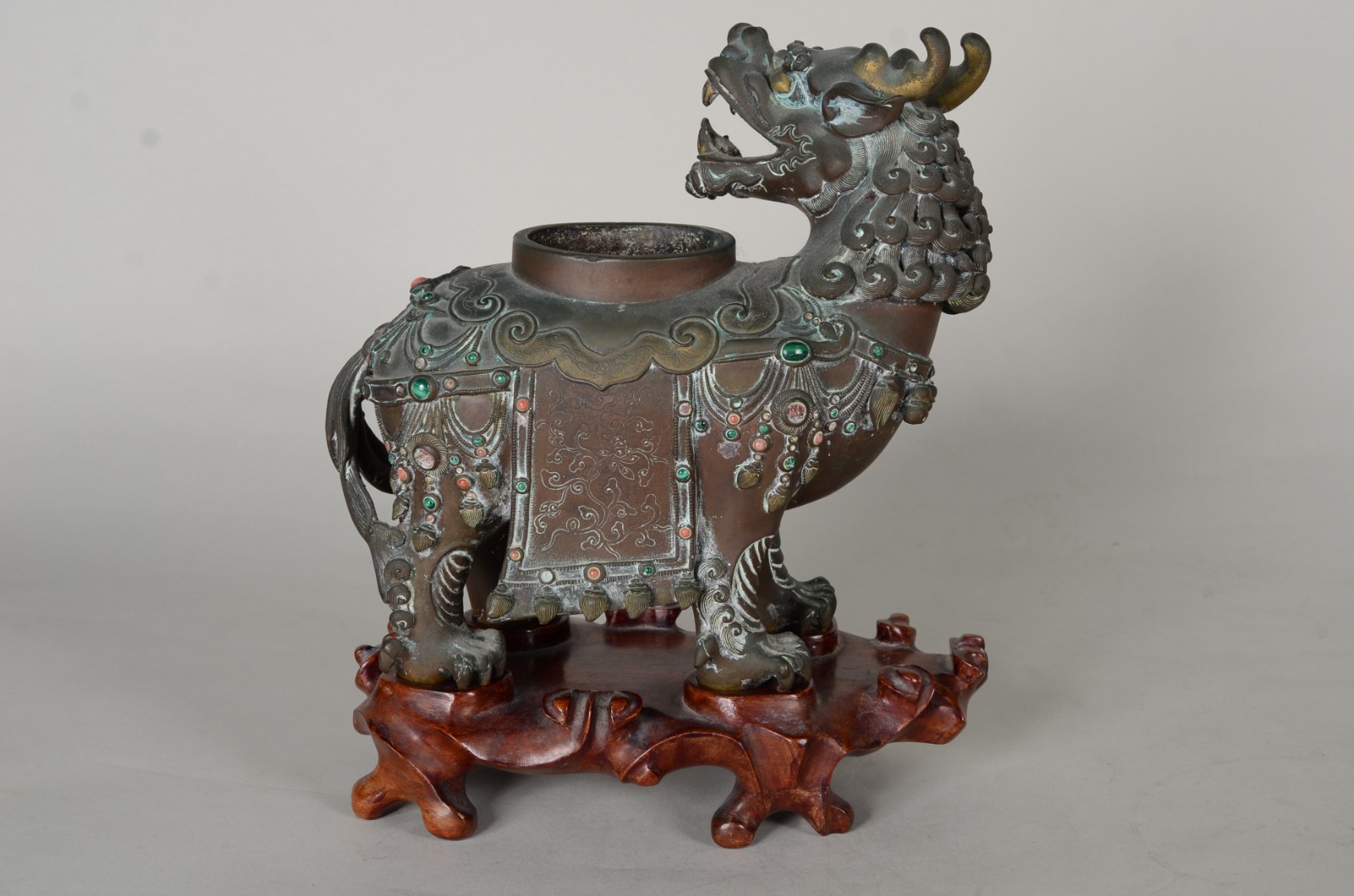 Escultura oriental representando "Animal estilizado" de bronze com... - foto 9 de 11