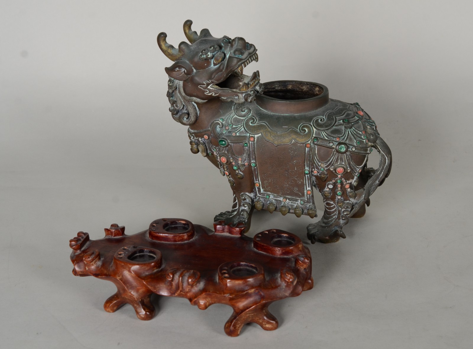 Escultura oriental representando "Animal estilizado" de bronze com... - foto 10 de 11