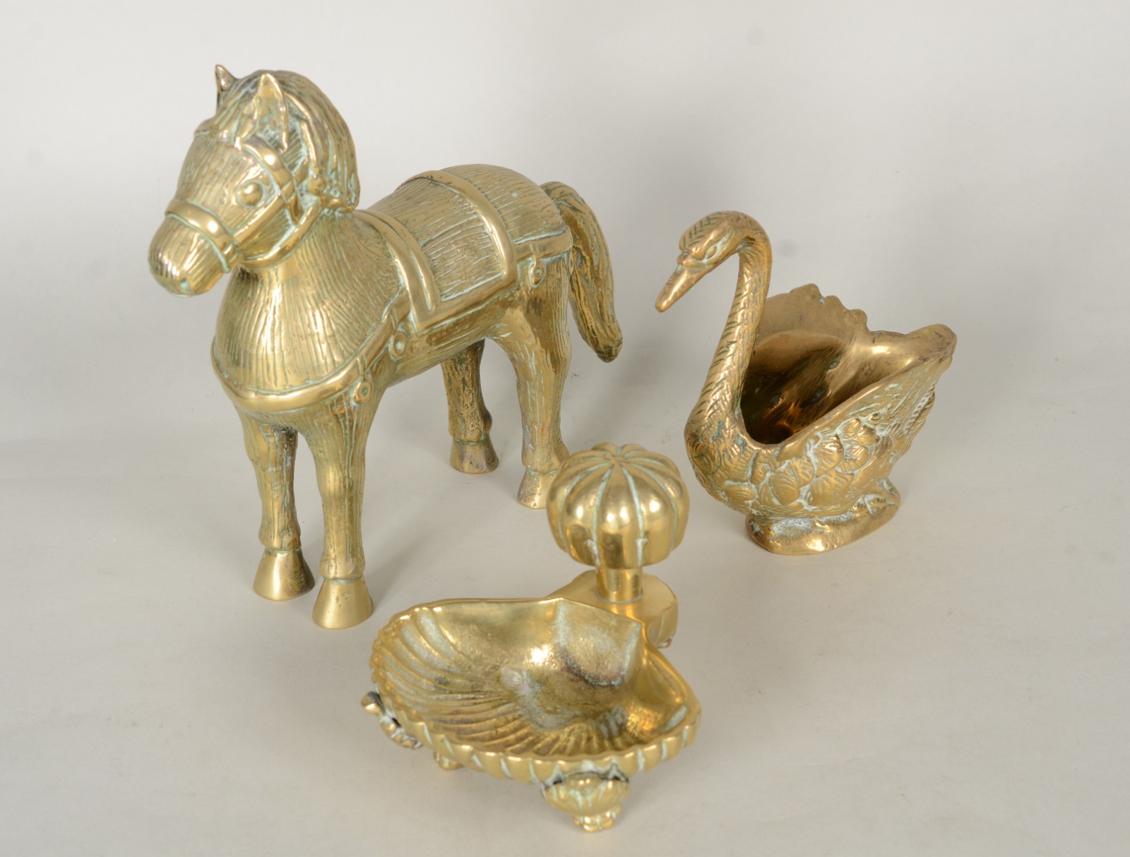 Três peças de bronze, sendo: cavalo, cisne e saboneteira. - foto 2 de 11