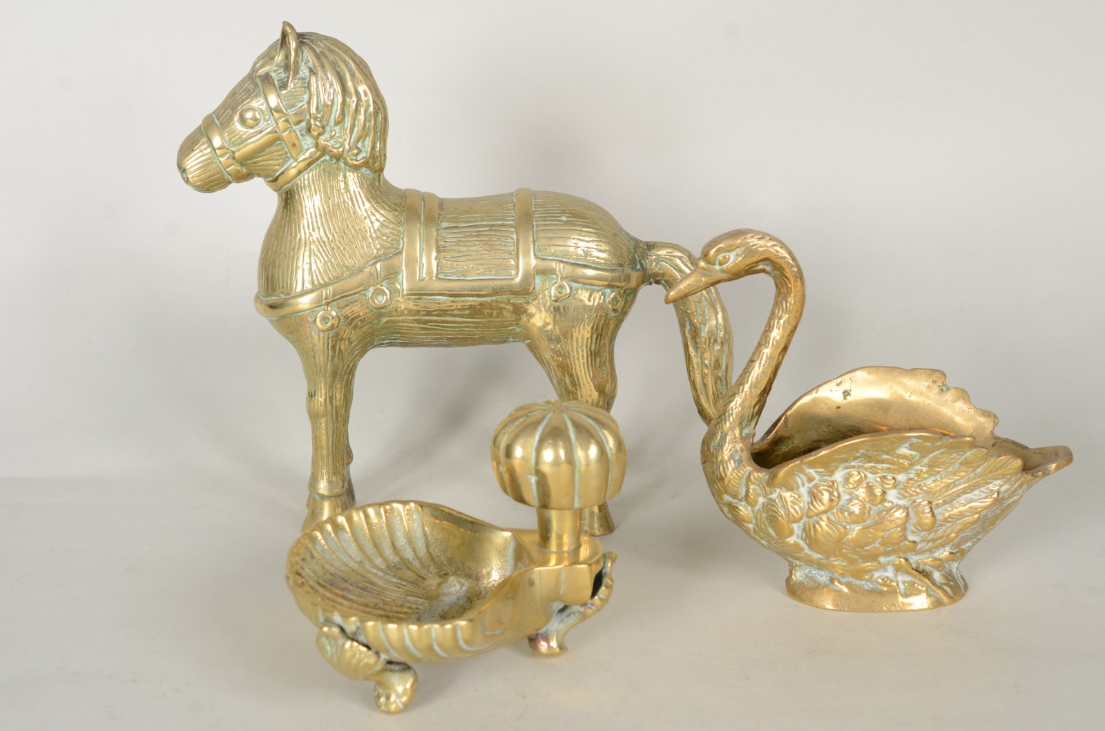 Três peças de bronze, sendo: cavalo, cisne e saboneteira. - foto 3 de 11