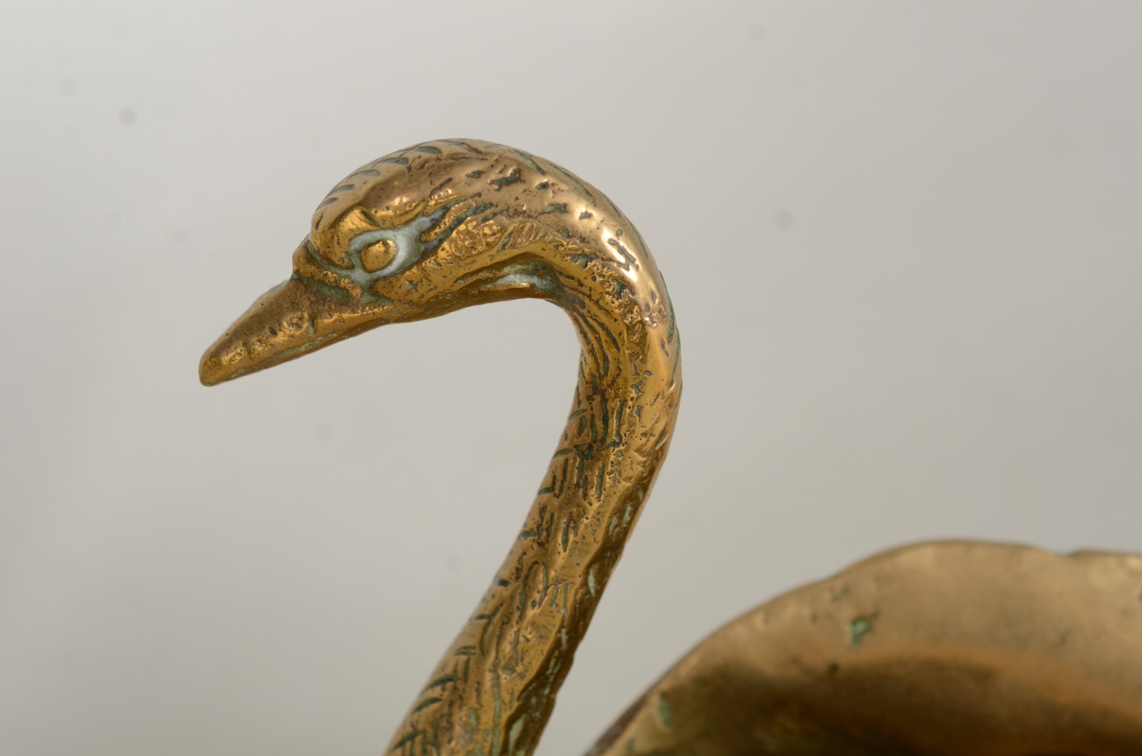 Três peças de bronze, sendo: cavalo, cisne e saboneteira. - foto 4 de 11