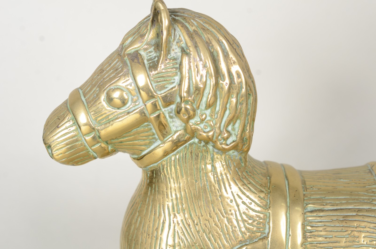 Três peças de bronze, sendo: cavalo, cisne e saboneteira. - foto 5 de 11