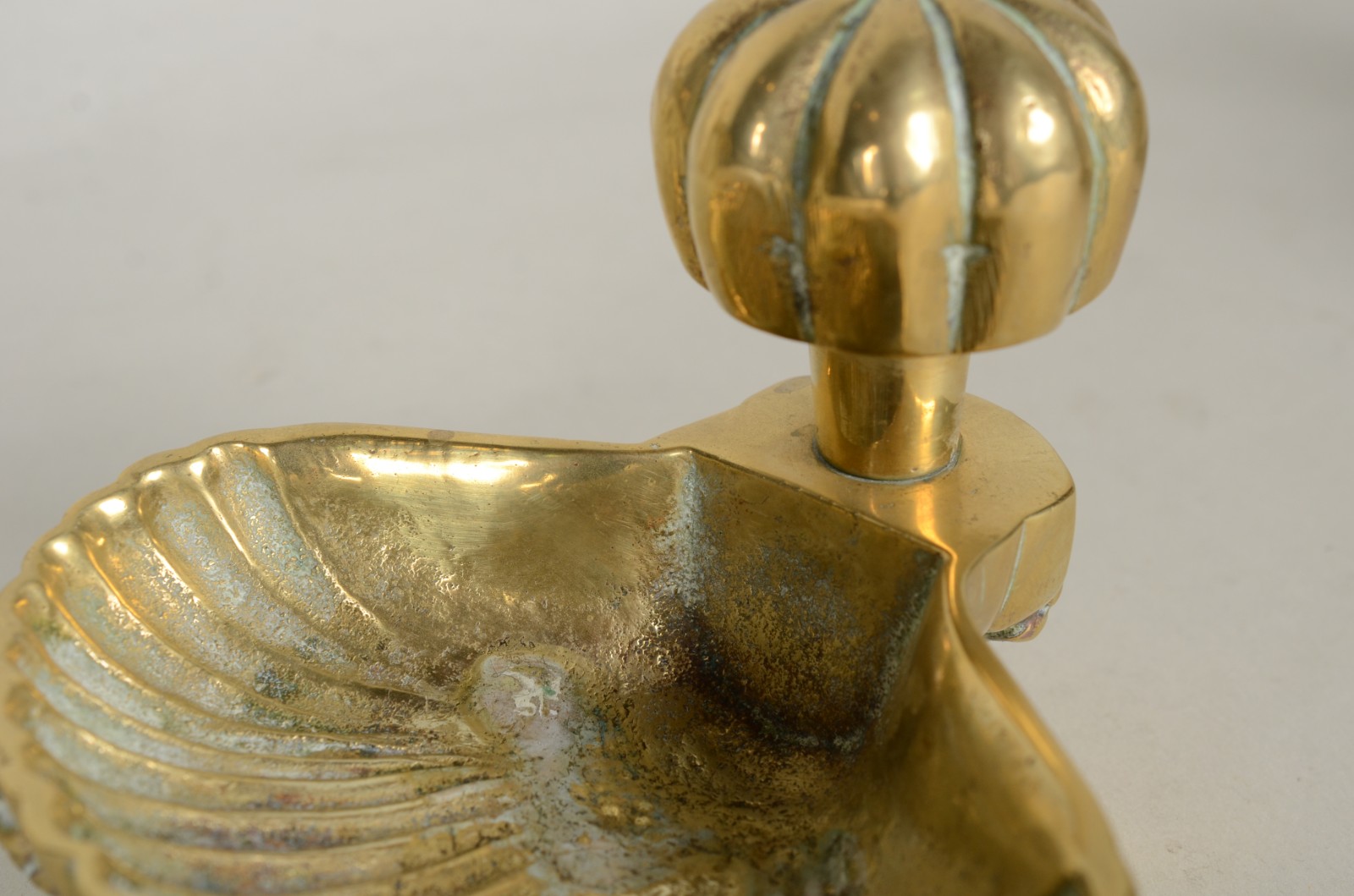 Três peças de bronze, sendo: cavalo, cisne e saboneteira. - foto 6 de 11