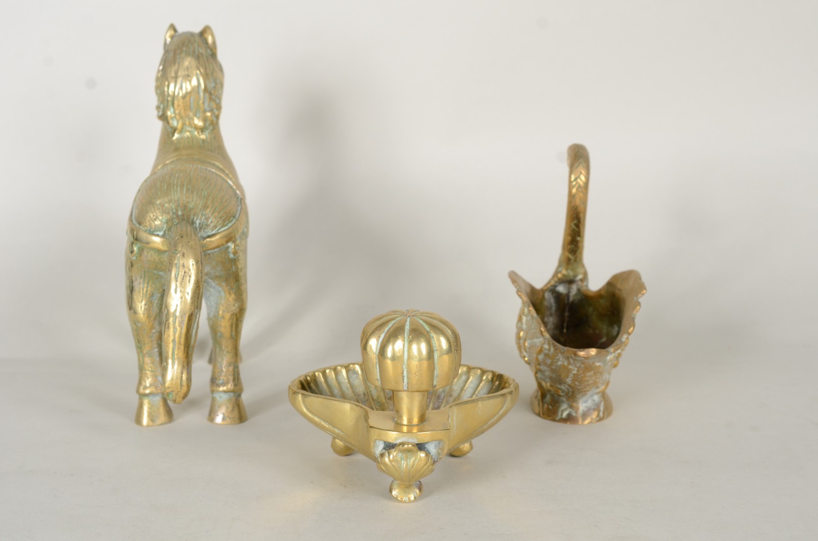 Três peças de bronze, sendo: cavalo, cisne e saboneteira. - foto 7 de 11
