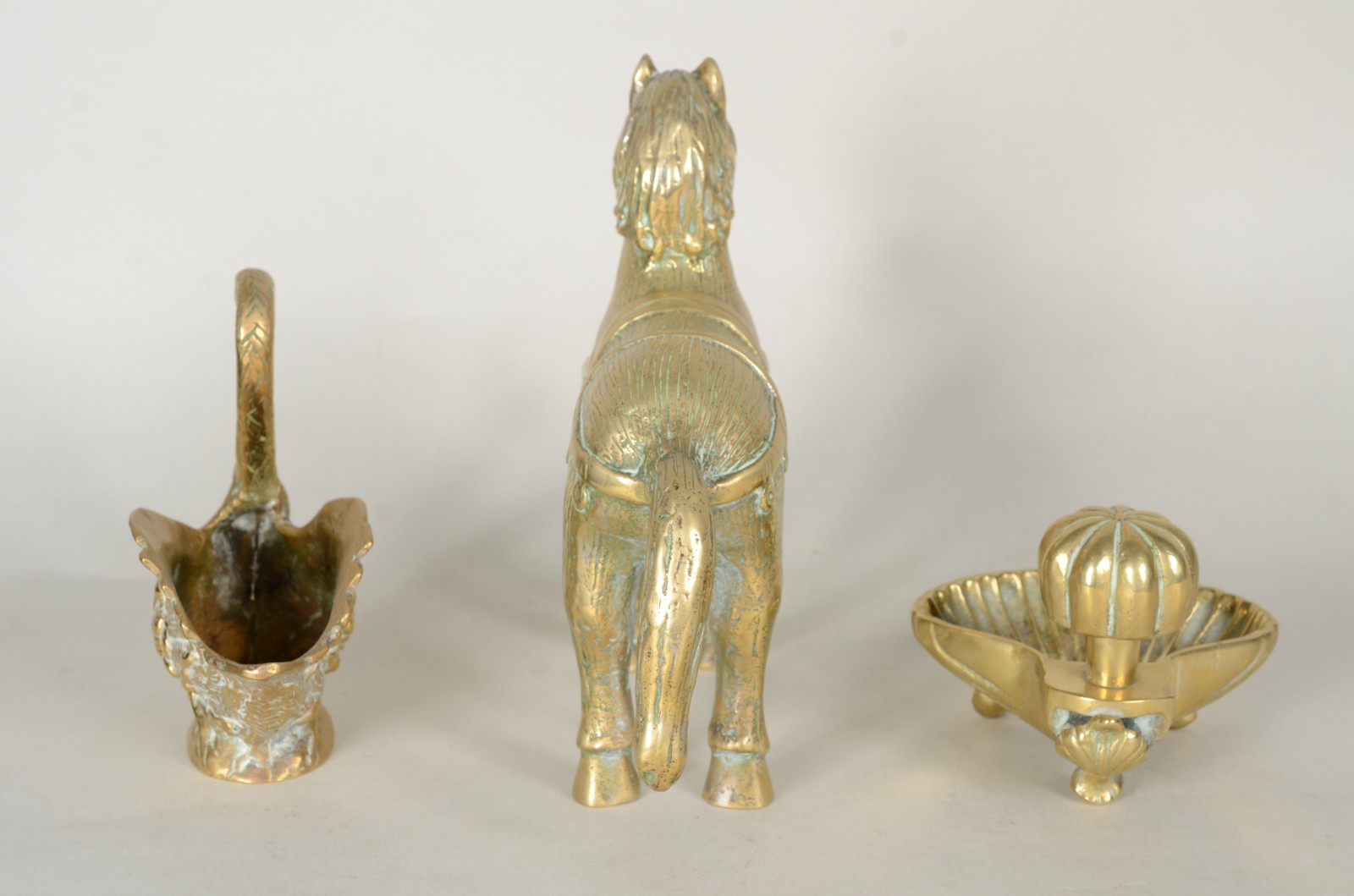 Três peças de bronze, sendo: cavalo, cisne e saboneteira. - foto 8 de 11