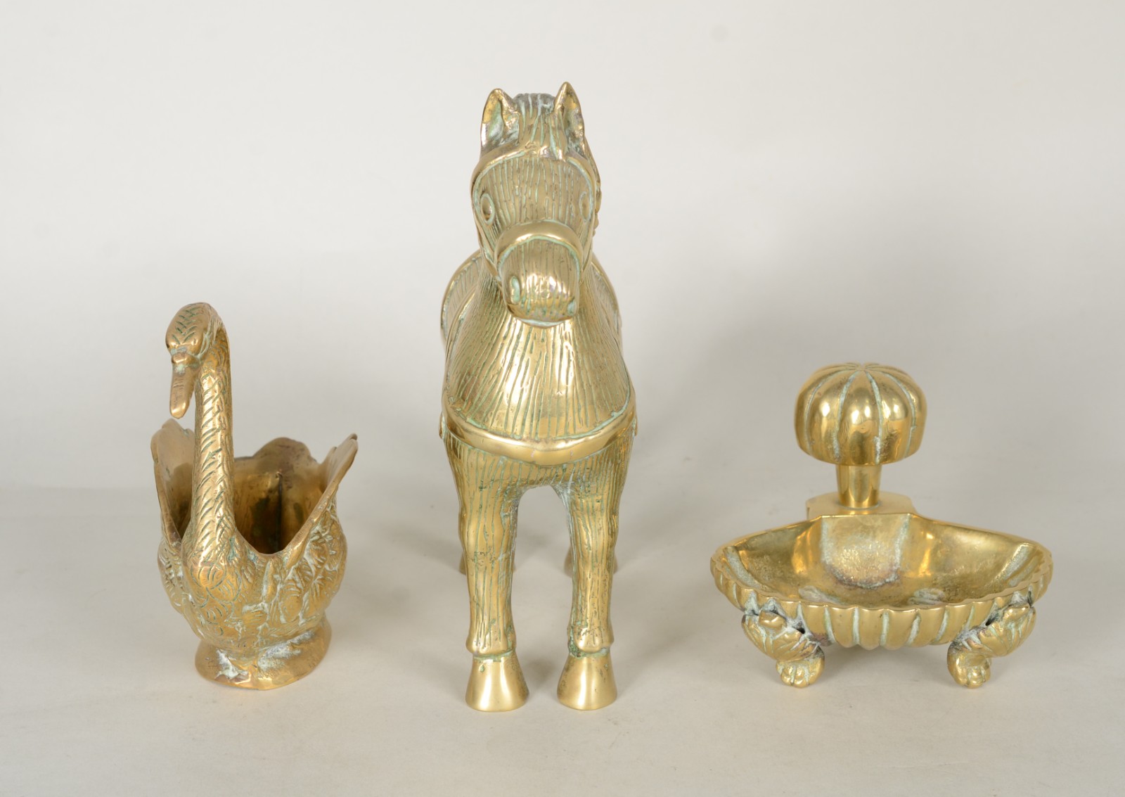 Três peças de bronze, sendo: cavalo, cisne e saboneteira. - foto 9 de 11