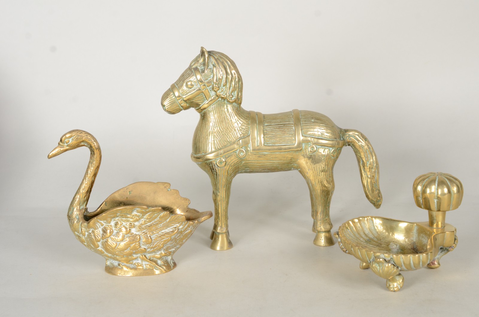 Três peças de bronze, sendo: cavalo, cisne e saboneteira. - foto 10 de 11