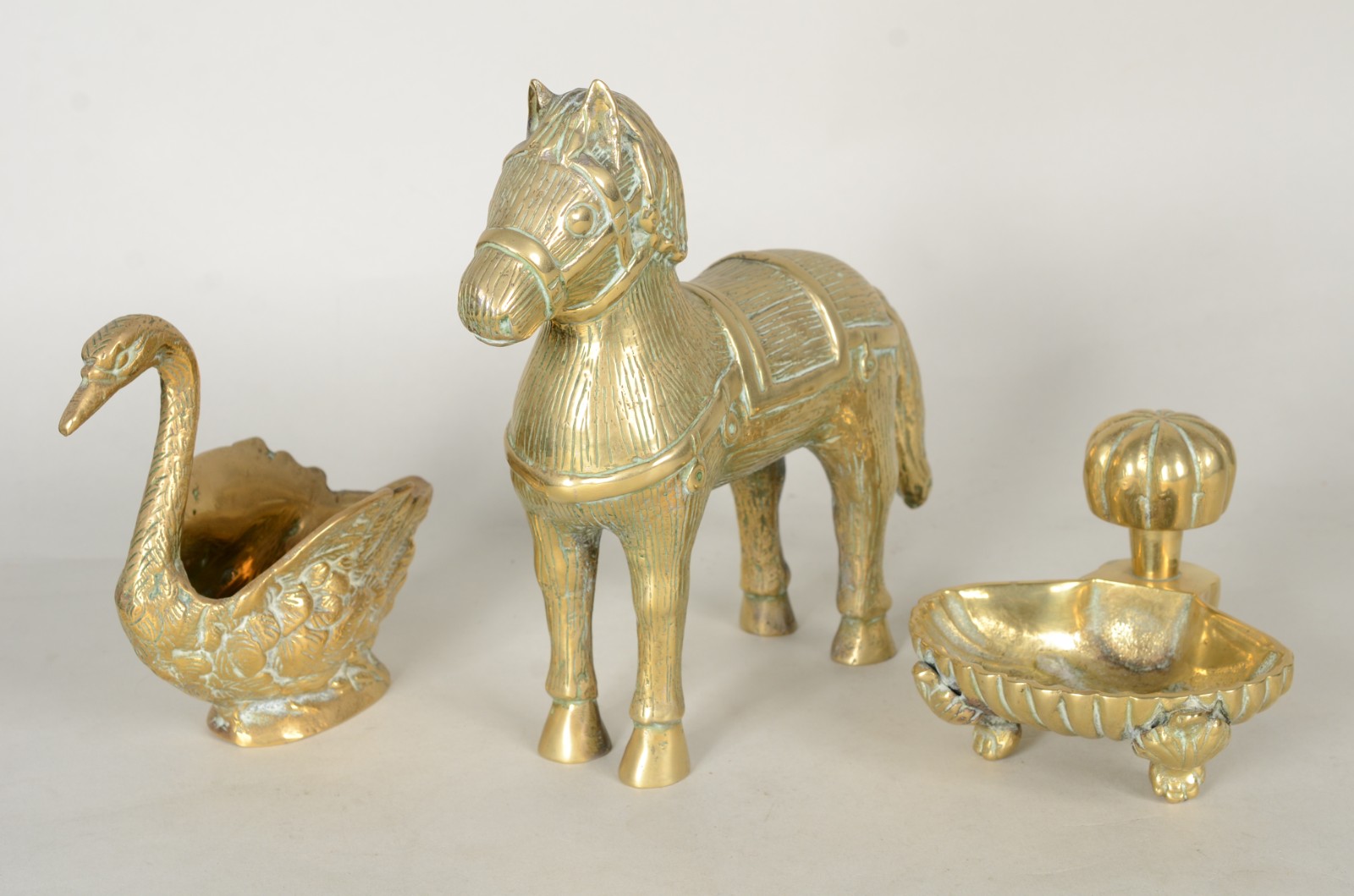 Três peças de bronze, sendo: cavalo, cisne e saboneteira. - foto 1 de 11