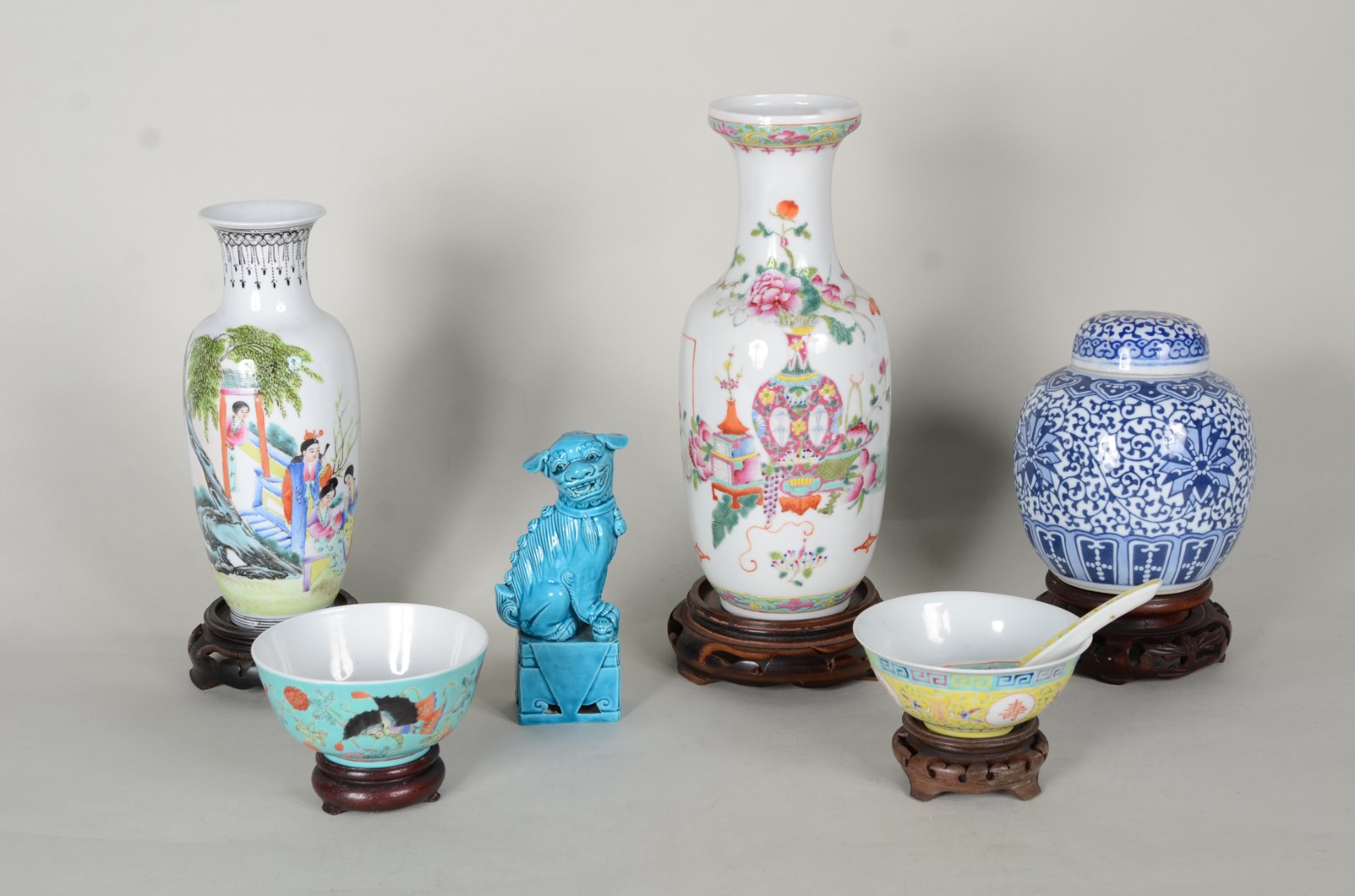 Seis peças diversas de porcelana oriental, sendo: cão de fó azul... - foto 1 de 11