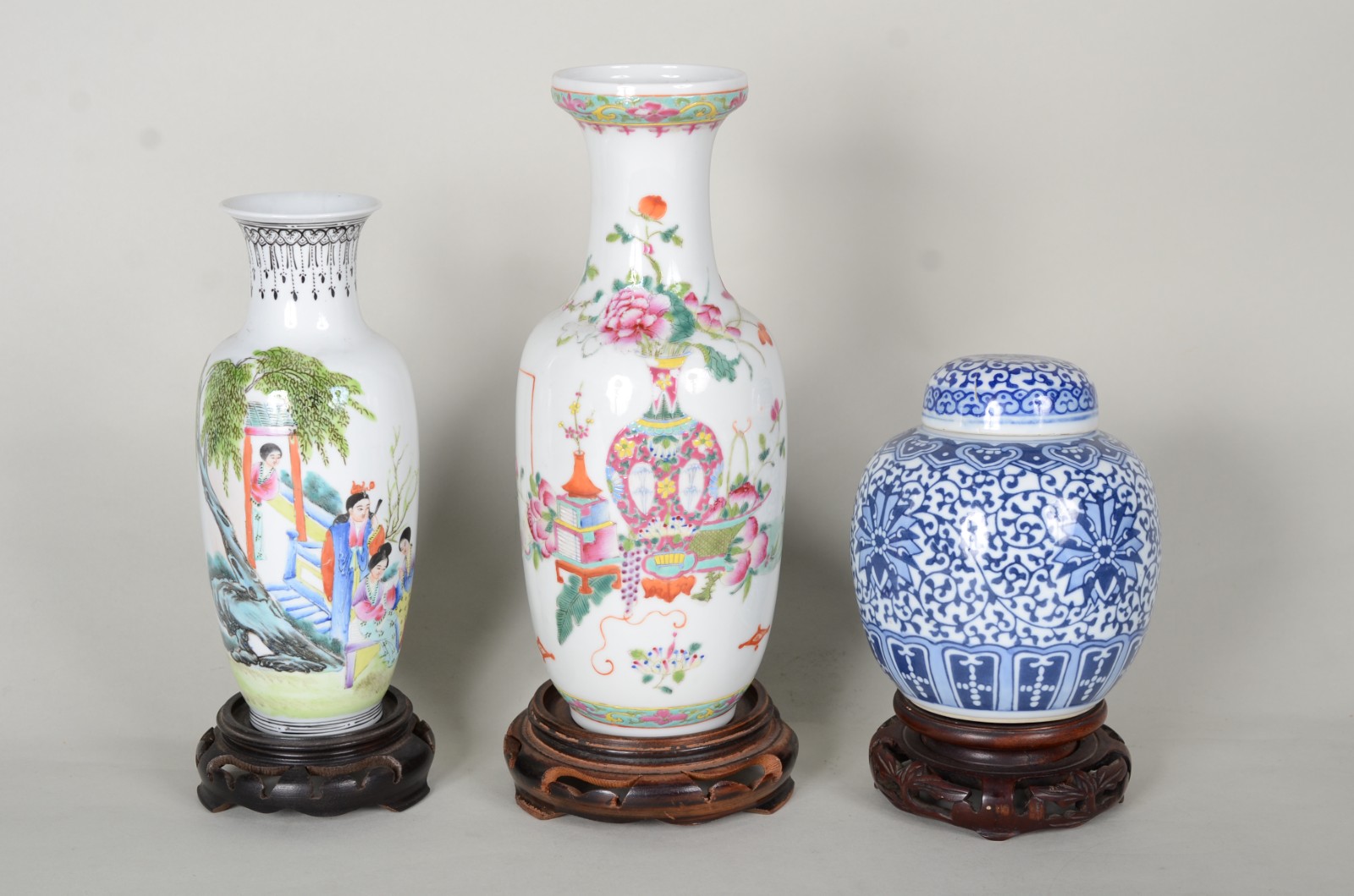 Seis peças diversas de porcelana oriental, sendo: cão de fó azul... - foto 2 de 11