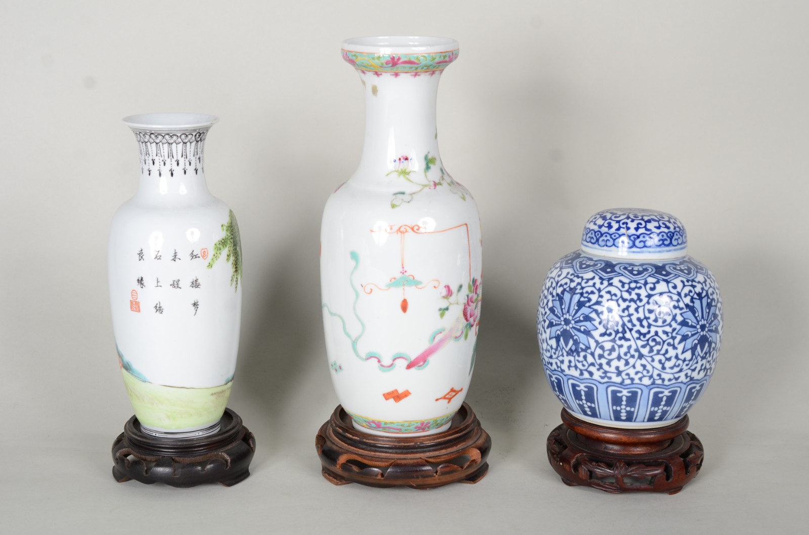 Seis peças diversas de porcelana oriental, sendo: cão de fó azul... - foto 3 de 11