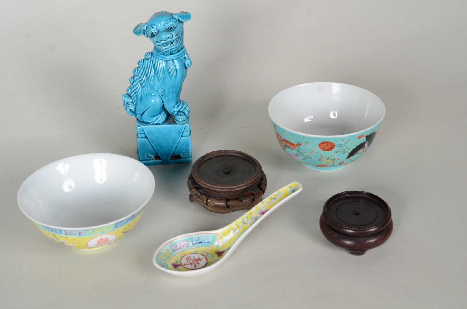 Seis peças diversas de porcelana oriental, sendo: cão de fó azul... - foto 4 de 11