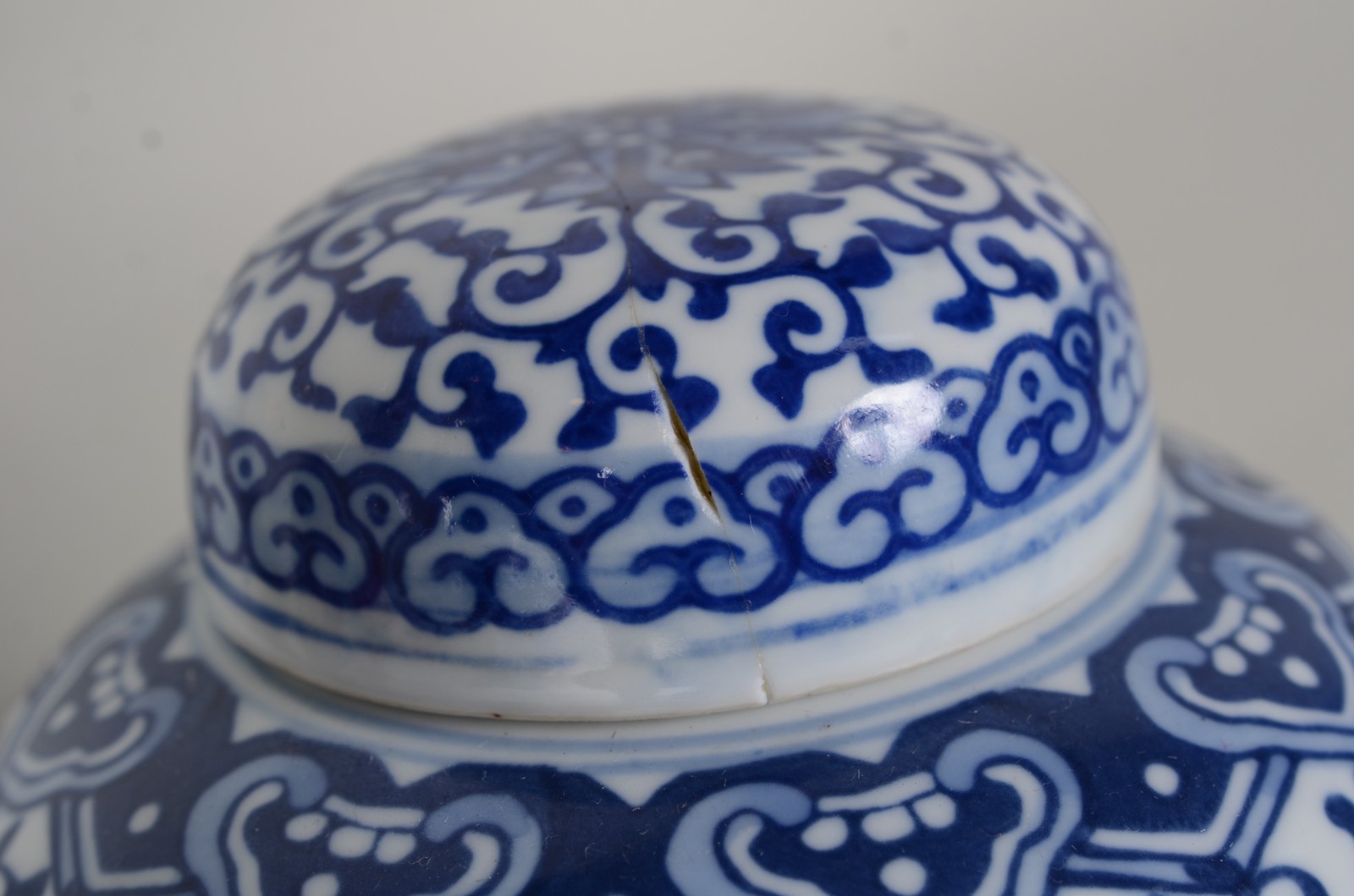 Seis peças diversas de porcelana oriental, sendo: cão de fó azul... - foto 5 de 11