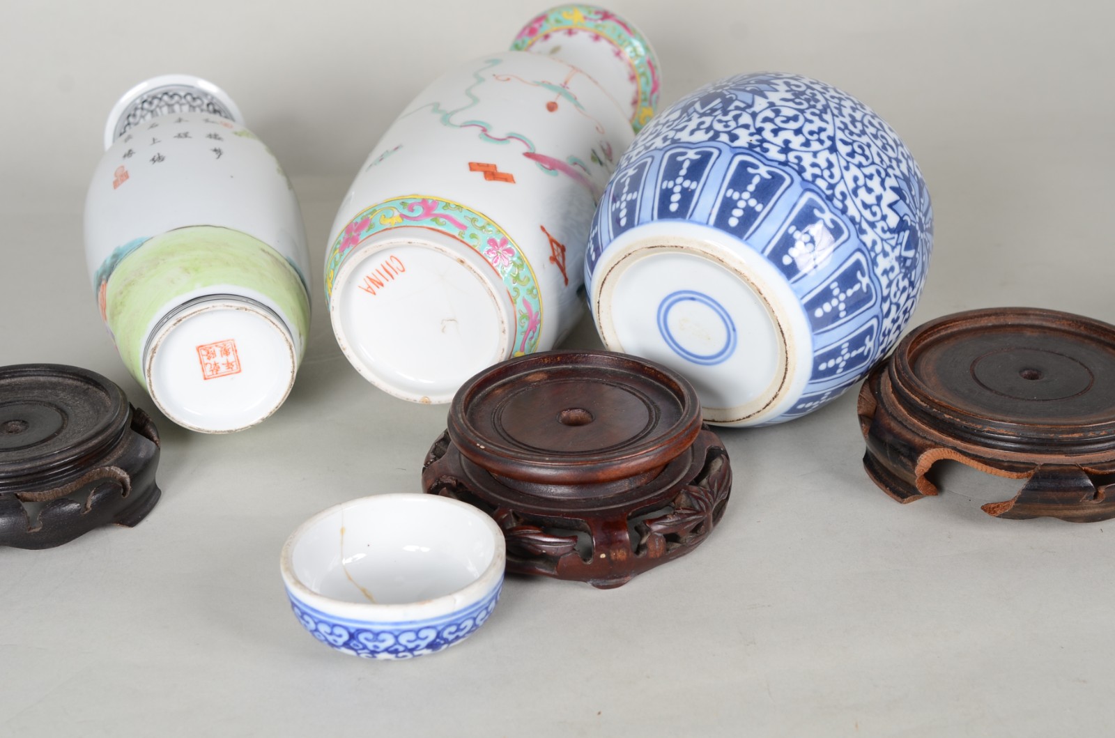 Seis peças diversas de porcelana oriental, sendo: cão de fó azul... - foto 6 de 11