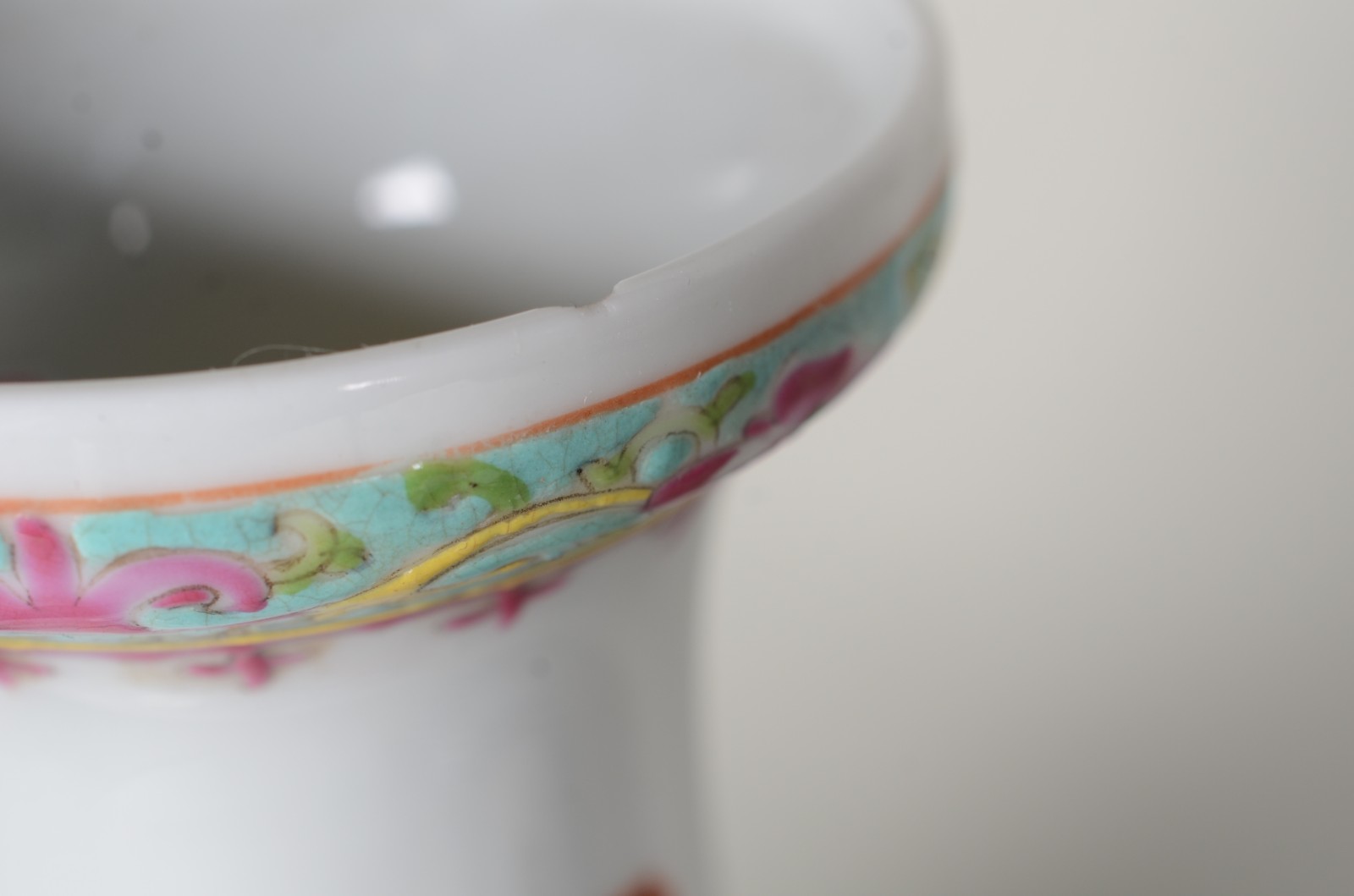 Seis peças diversas de porcelana oriental, sendo: cão de fó azul... - foto 9 de 11