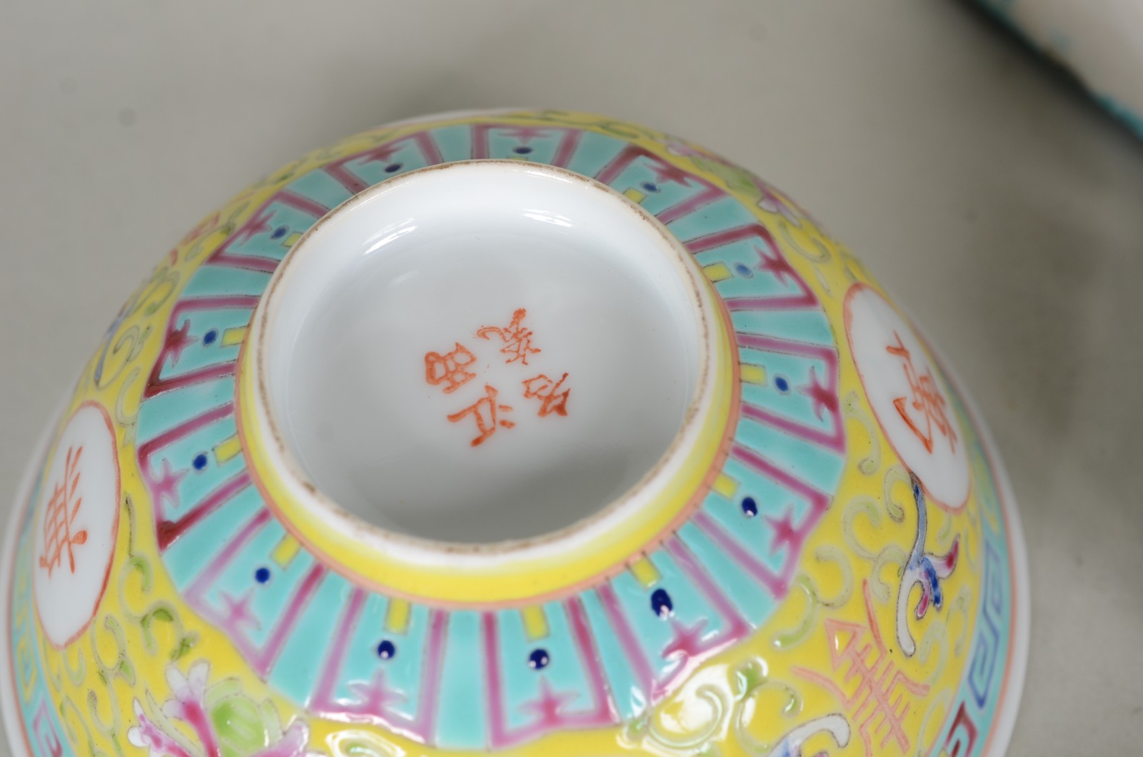 Seis peças diversas de porcelana oriental, sendo: cão de fó azul... - foto 10 de 11
