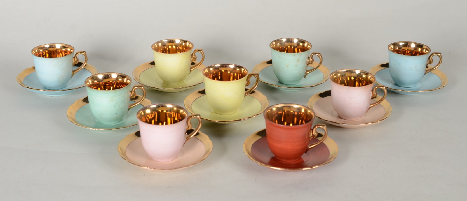 Conjunto com 9 xícaras de café com pires coloridas de porcelana... - foto 1 de 5