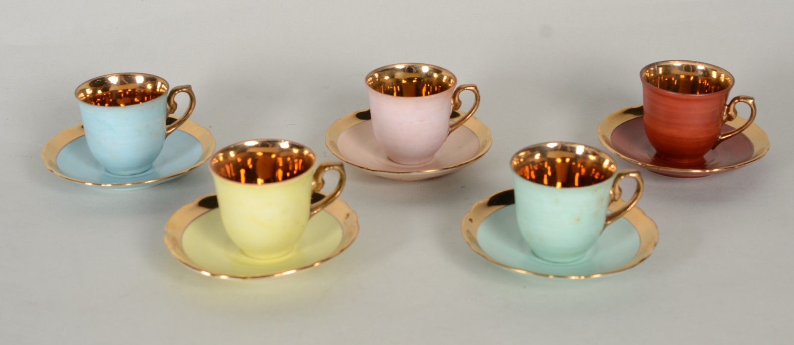 Conjunto com 9 xícaras de café com pires coloridas de porcelana... - foto 2 de 5
