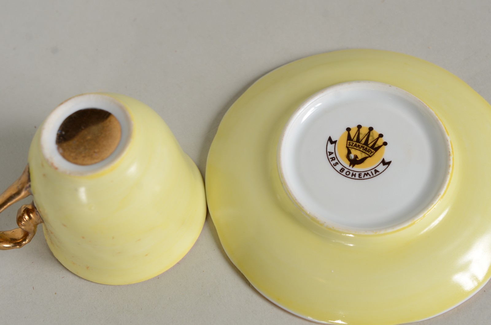 Conjunto com 9 xícaras de café com pires coloridas de porcelana... - foto 3 de 5
