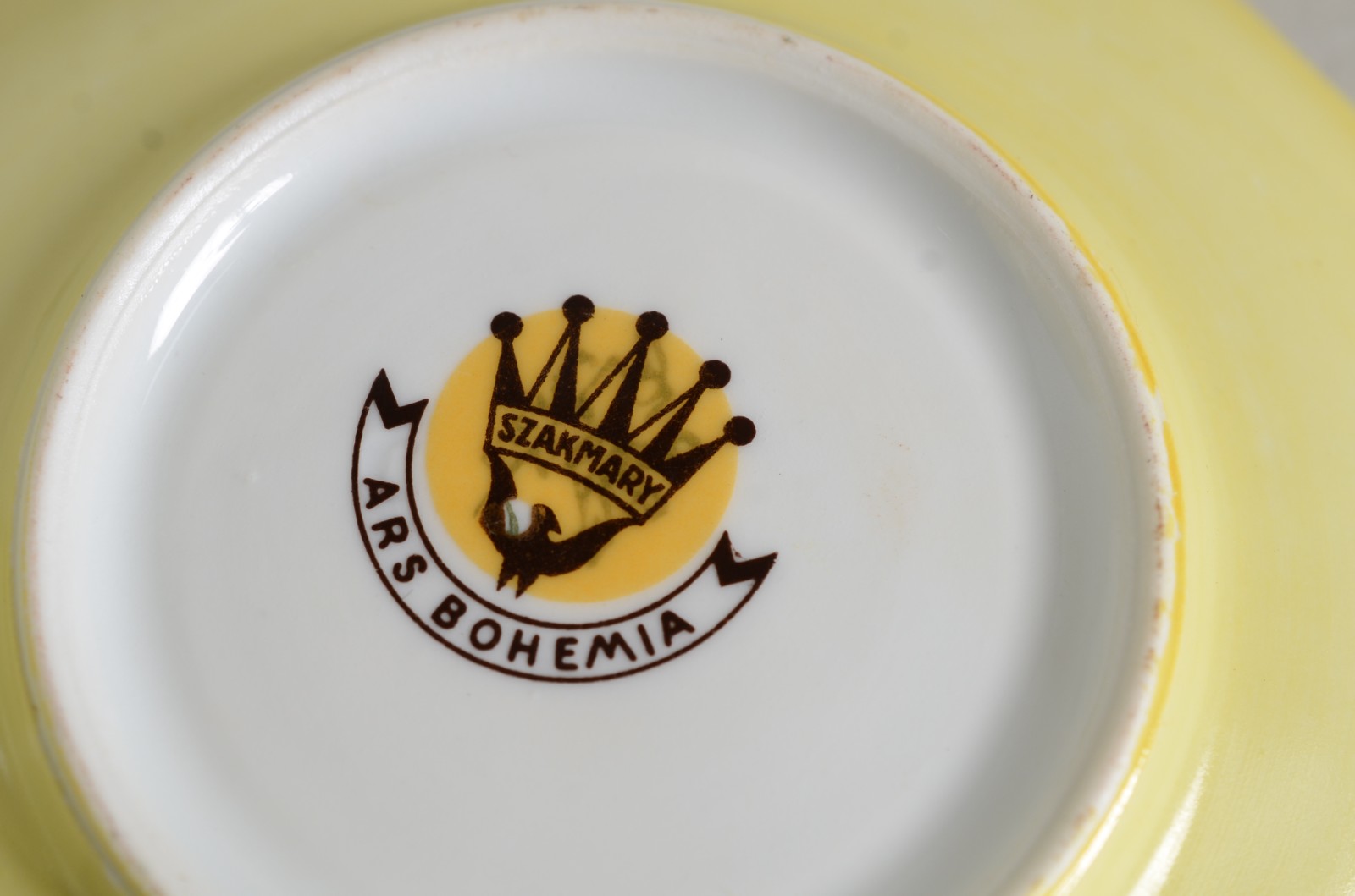 Conjunto com 9 xícaras de café com pires coloridas de porcelana... - foto 4 de 5