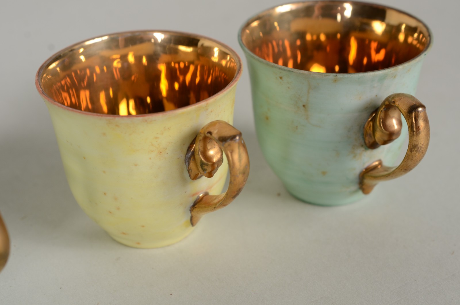 Conjunto com 9 xícaras de café com pires coloridas de porcelana... - foto 5 de 5