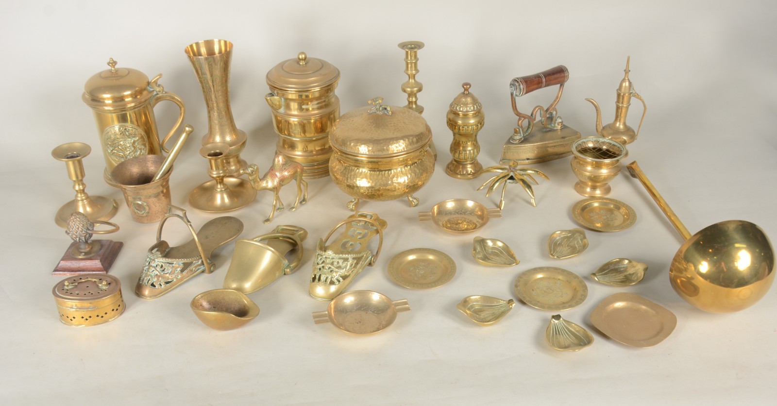 Lote com 26 peças diversas de metal dourado. - foto 1 de 10