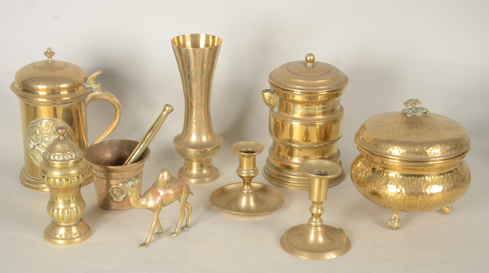 Lote com 26 peças diversas de metal dourado. - foto 2 de 10