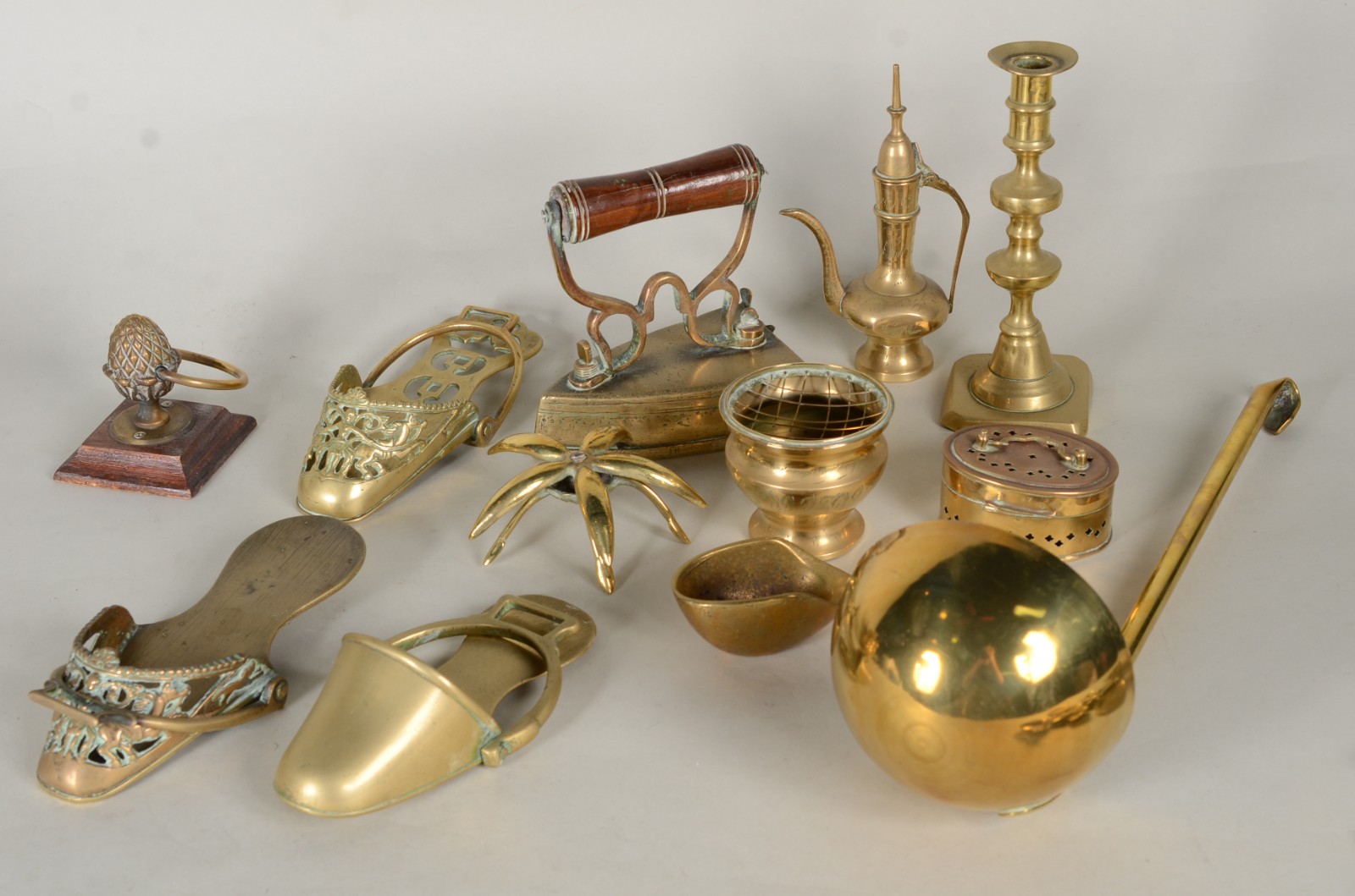 Lote com 26 peças diversas de metal dourado. - foto 4 de 10