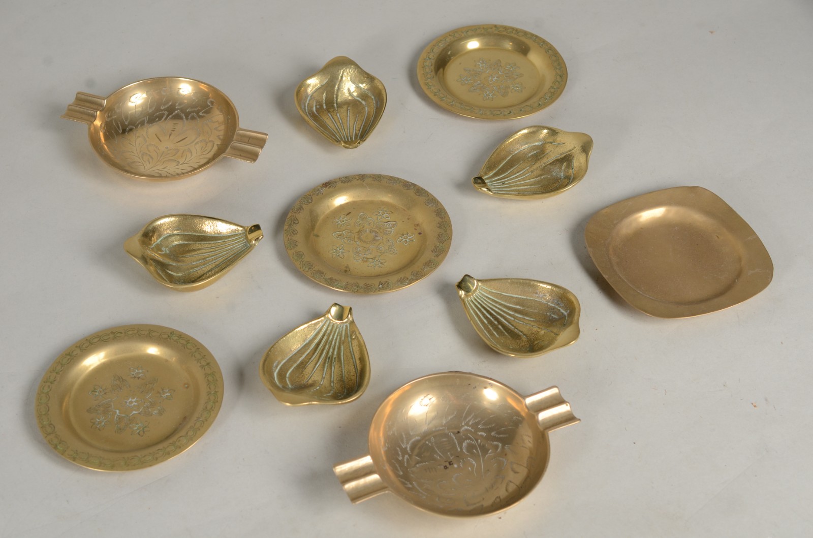 Lote com 26 peças diversas de metal dourado. - foto 5 de 10