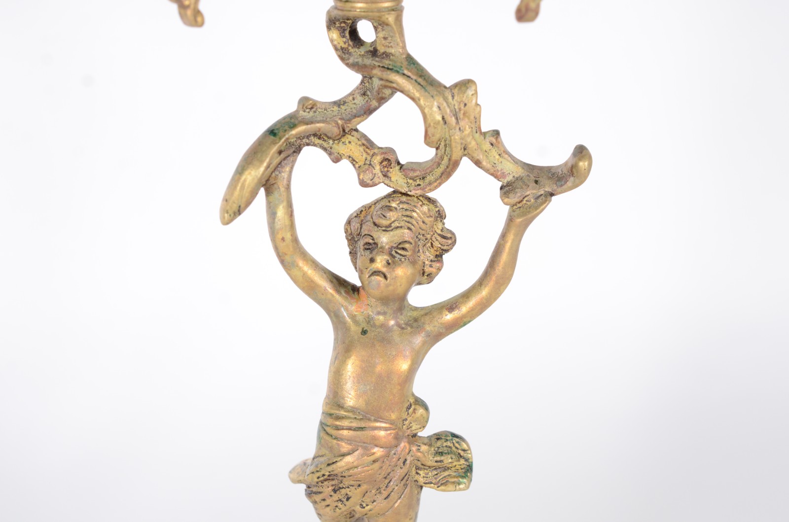 Par de candelabros de metal dourado para 5 velas cada, bases com... - foto 2 de 8