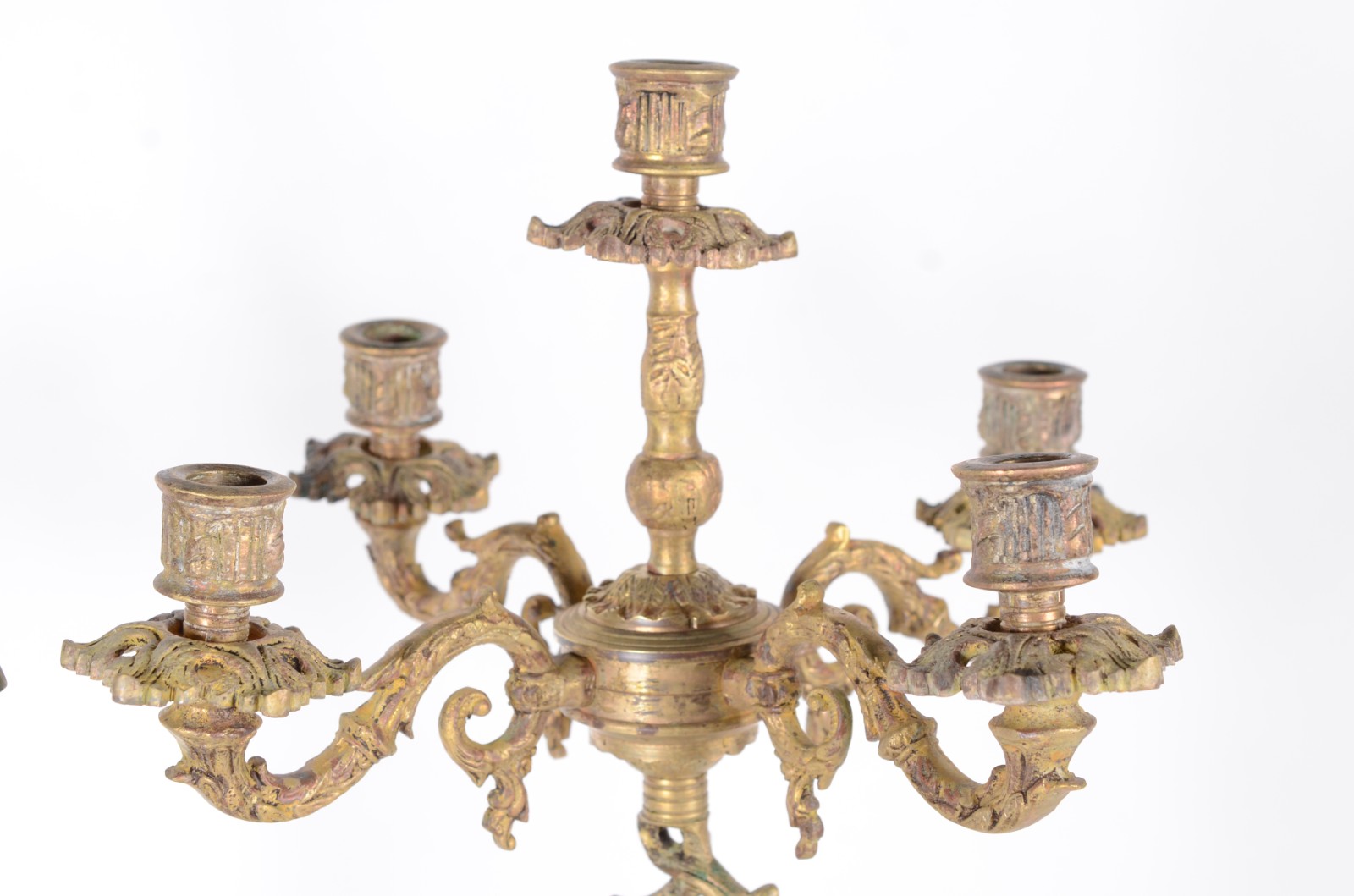Par de candelabros de metal dourado para 5 velas cada, bases com... - foto 4 de 8