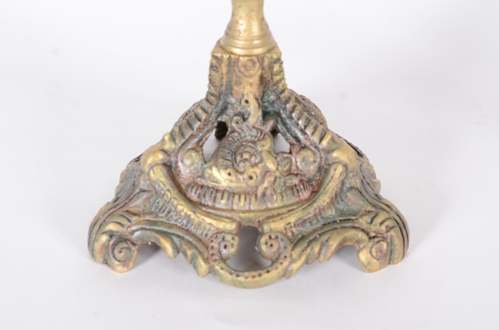 Par de candelabros de metal dourado para 5 velas cada, bases com... - foto 6 de 8