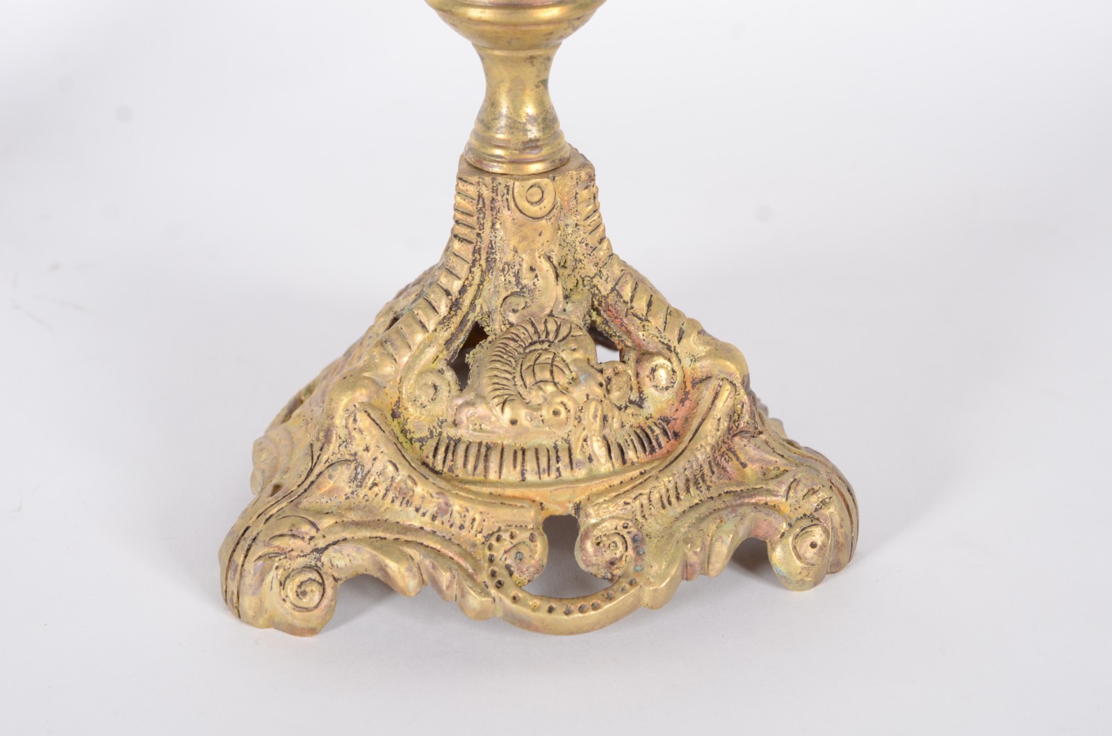 Par de candelabros de metal dourado para 5 velas cada, bases com... - foto 7 de 8