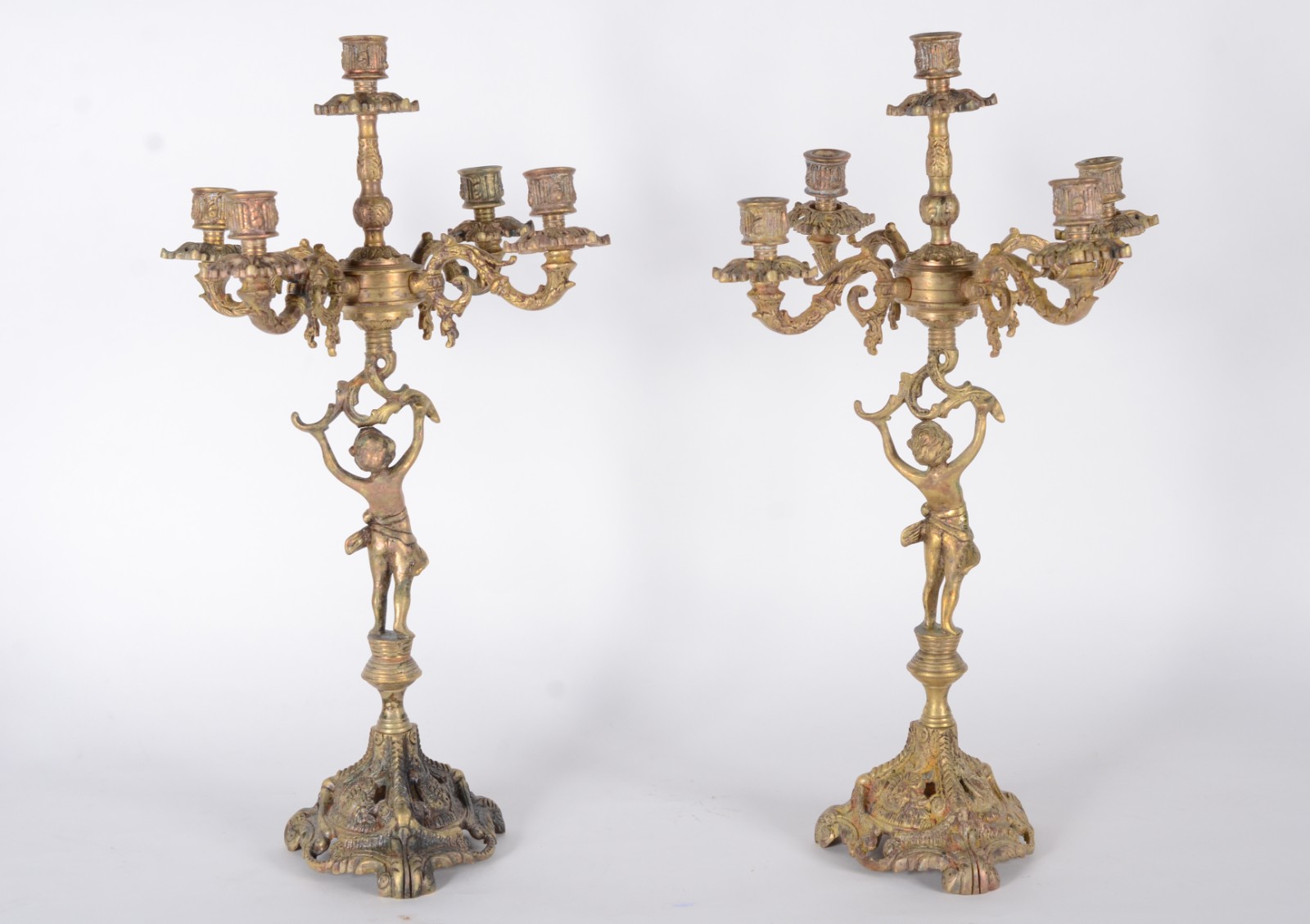 Par de candelabros de metal dourado para 5 velas cada, bases com... - foto 8 de 8