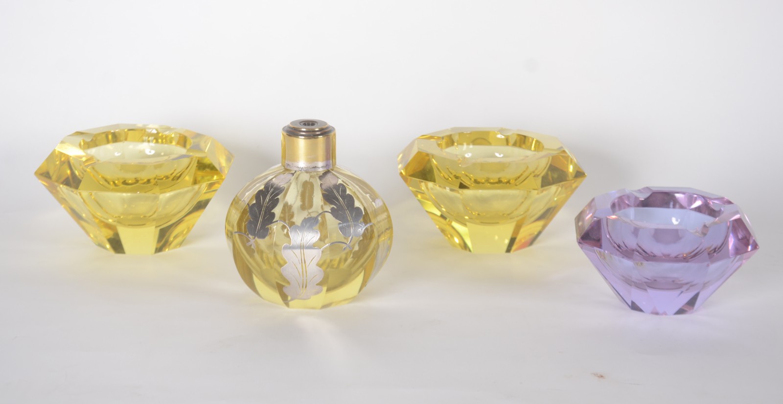 Diversas peças, sendo: 3 cinzeiros (2 amarelos e lilás) de cristal... - foto 1 de 7