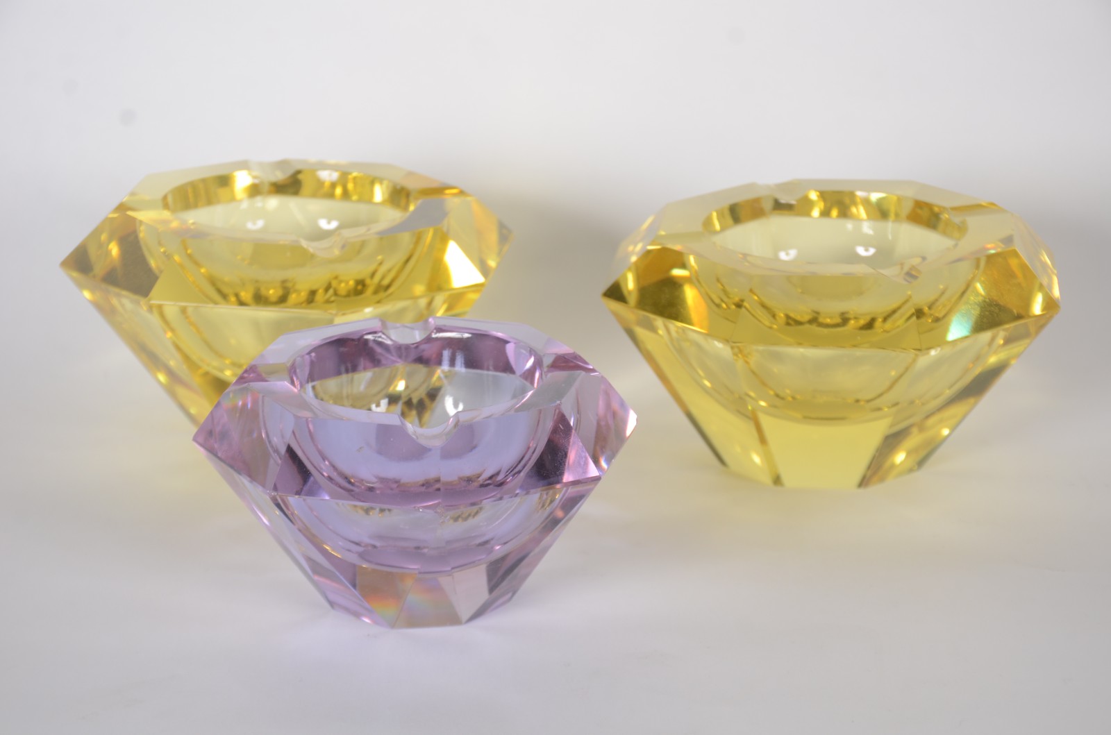 Diversas peças, sendo: 3 cinzeiros (2 amarelos e lilás) de cristal... - foto 2 de 7