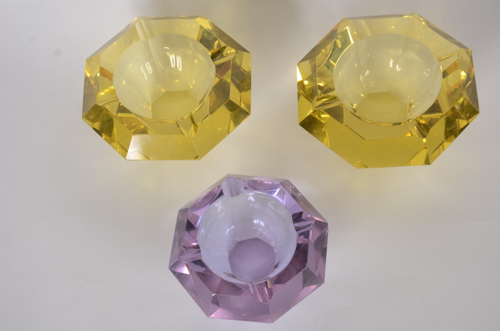 Diversas peças, sendo: 3 cinzeiros (2 amarelos e lilás) de cristal... - foto 4 de 7