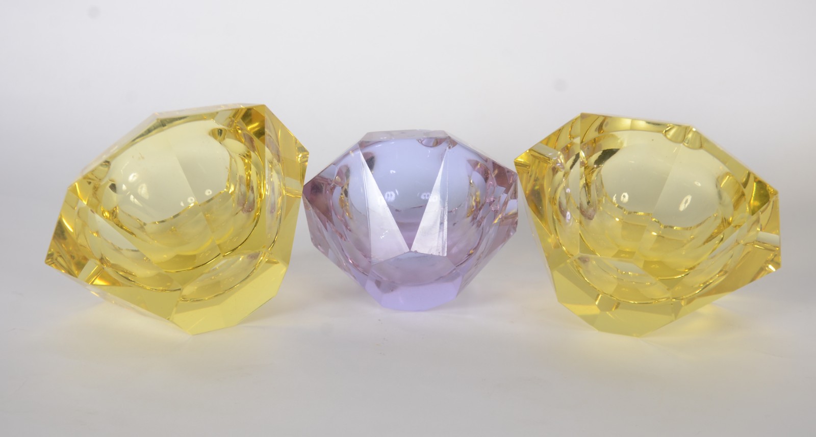 Diversas peças, sendo: 3 cinzeiros (2 amarelos e lilás) de cristal... - foto 6 de 7