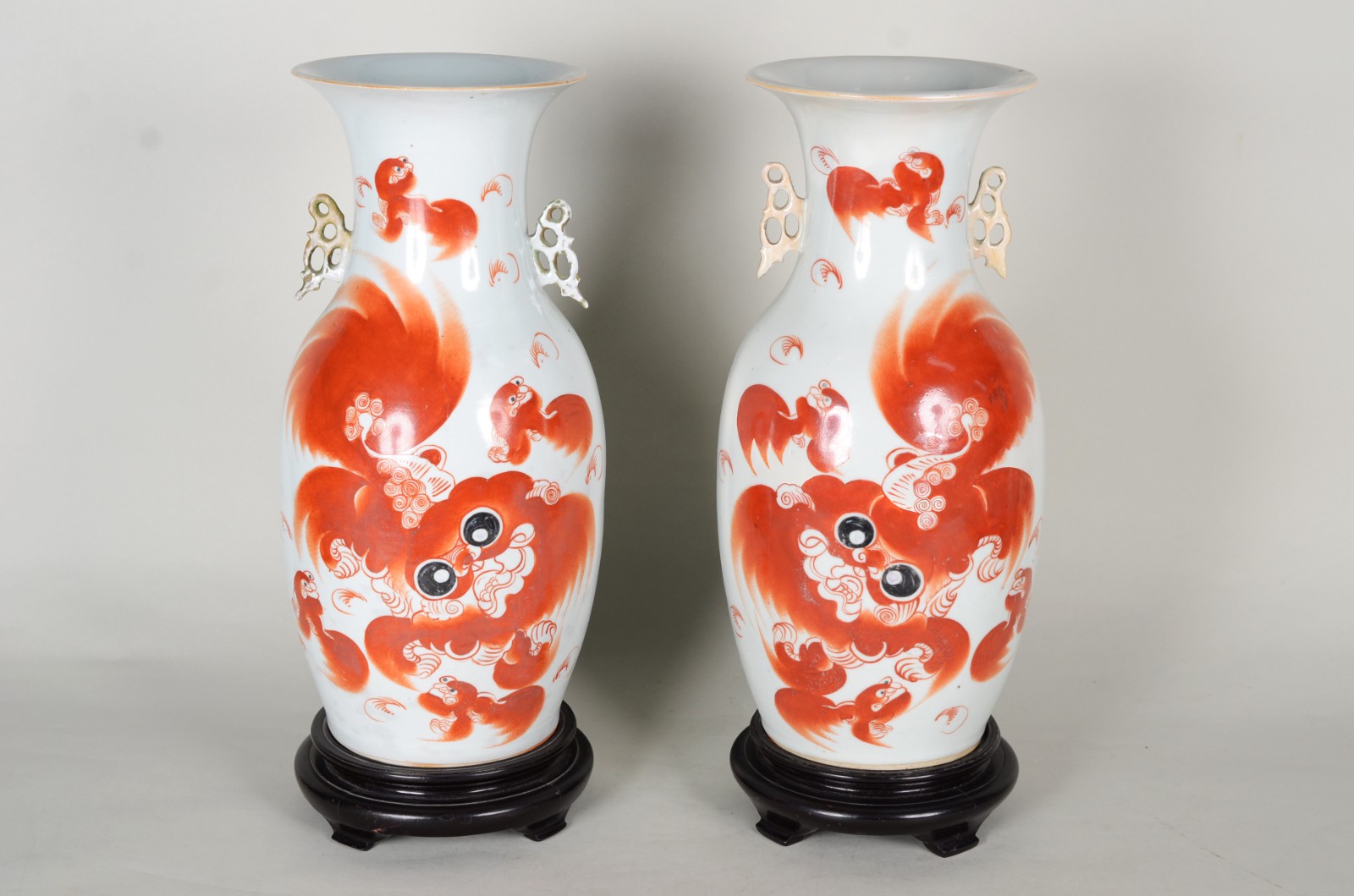 Par de antigos vasos de porcelana oriental branca decorada com... - foto 1 de 9