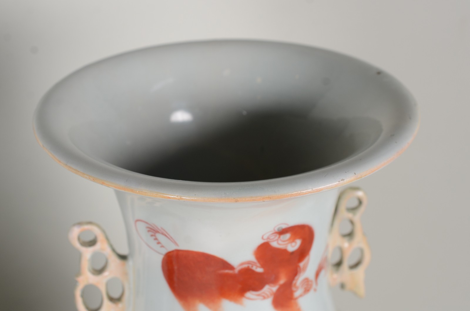Par de antigos vasos de porcelana oriental branca decorada com... - foto 2 de 9