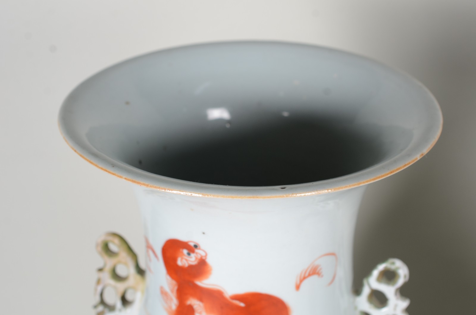 Par de antigos vasos de porcelana oriental branca decorada com... - foto 3 de 9